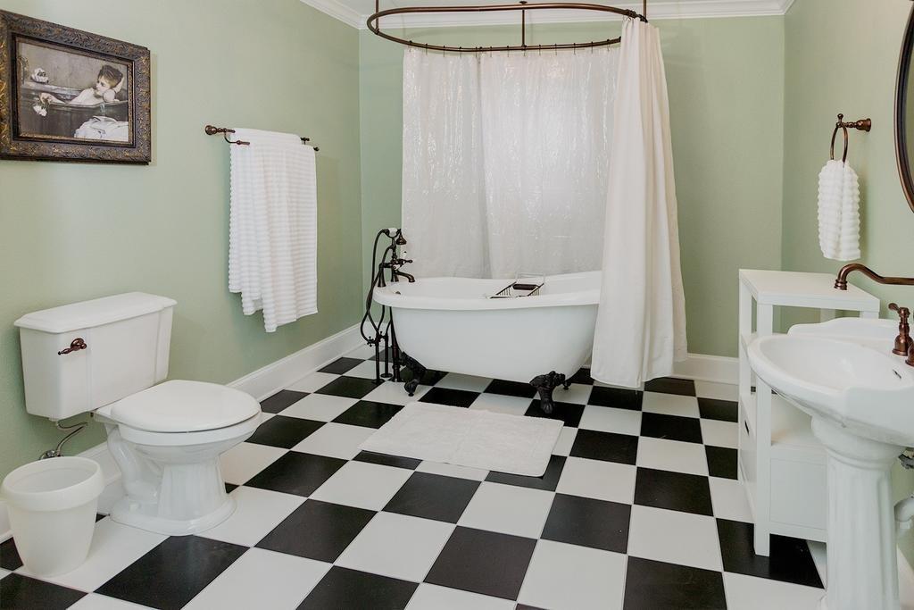Red Velvet Inn Navasota Room photo
