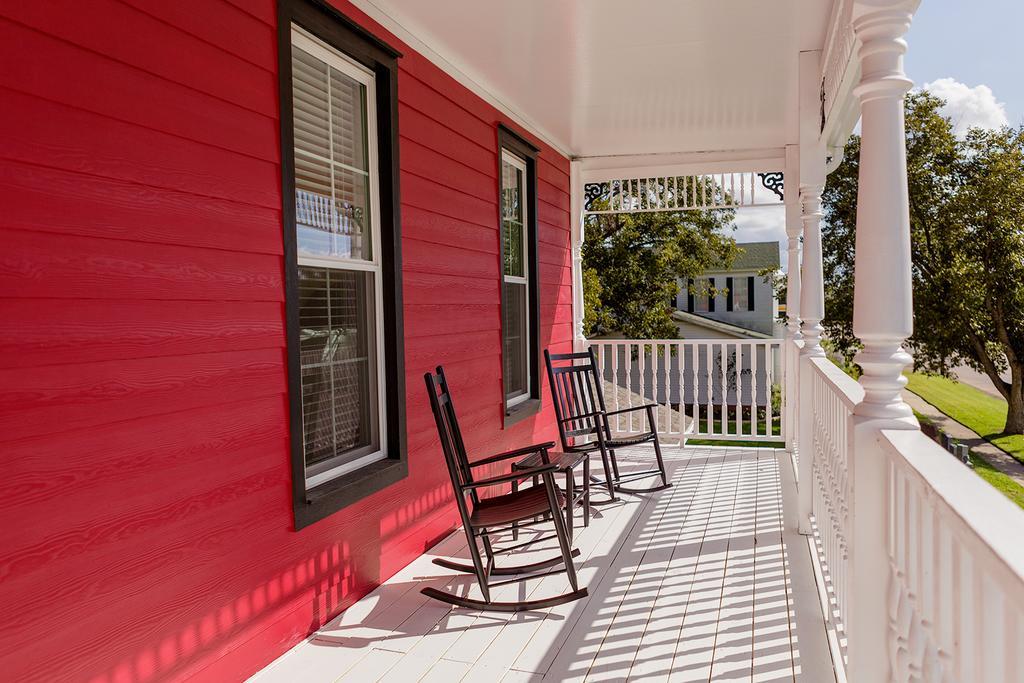 Red Velvet Inn Navasota Exterior photo