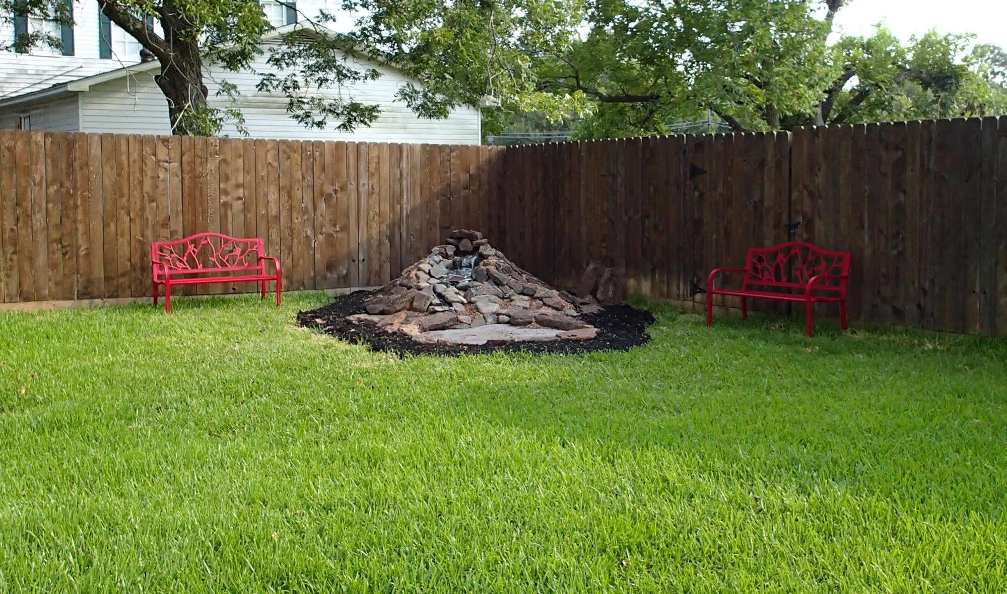 Red Velvet Inn Navasota Exterior photo
